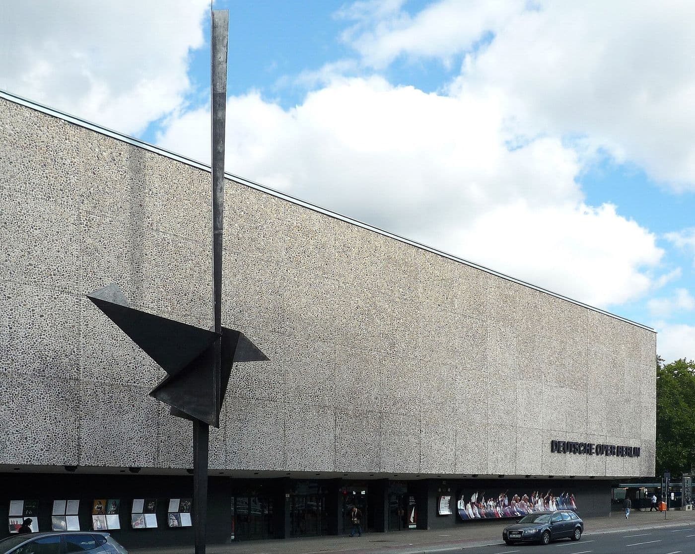 Deutsche Oper Berlin, Straßenfront mit Schriftzug