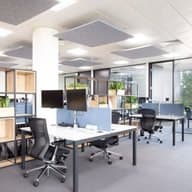Offenes Büro mit Akustikelementen unter der Decke